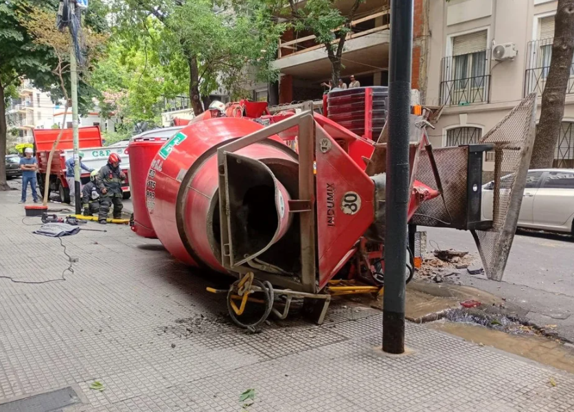 Choque y vuelco de un camión hormigonera en Villa Urquiza: el conductor fue trasladado al&nbsp;hospital