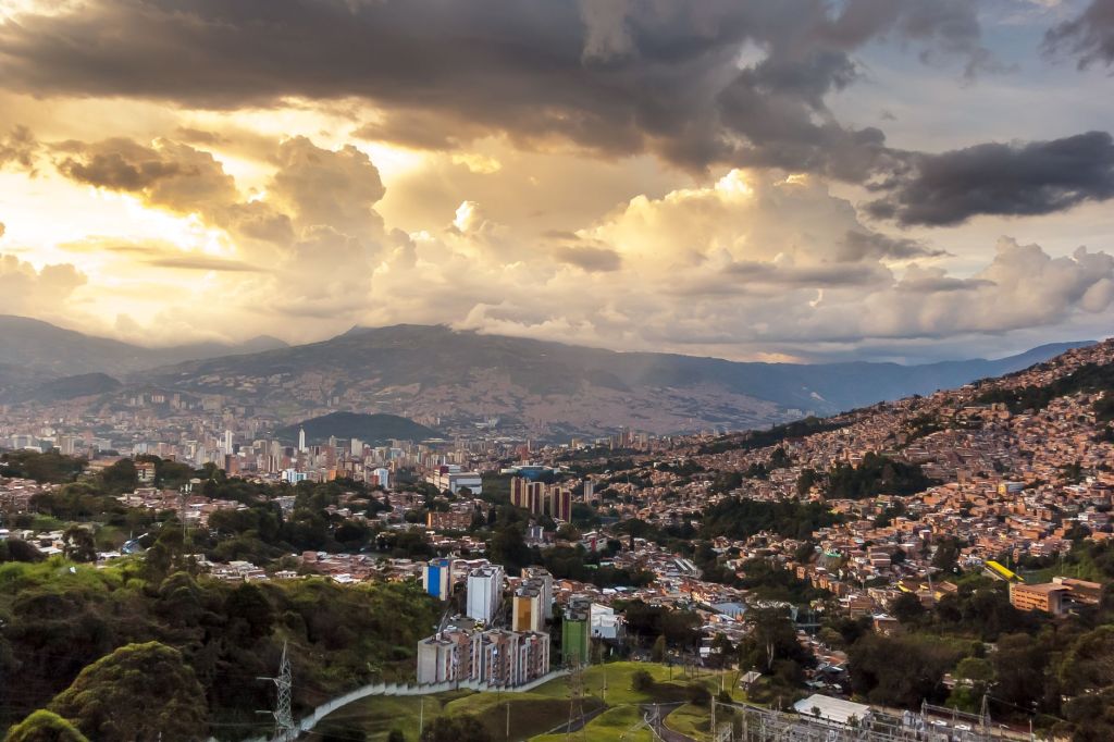 Colombia elige su futuro economico entre dos proyectos radicalmente distintos